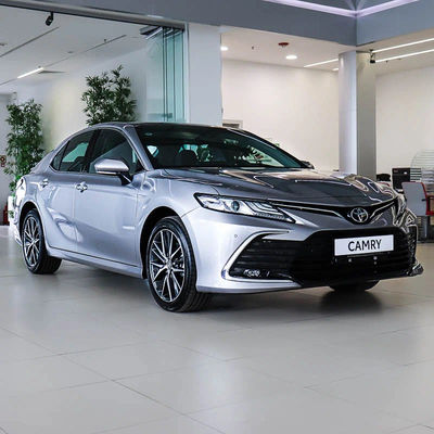 Un buon prezzo. Energia ibrida Toyota Camry 2024 auto elettrica per adulti regolazione manuale del sedile del conducente e tecnologia touch screen inclusa in linea
