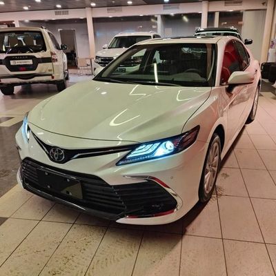 Un buon prezzo. 2024 Toyota Camry 2.5Q Twin Engine 2.5HQ Flagship Hybrid Gasoline Car GAC 2WD con specchio retrovisore a regolazione manuale in linea